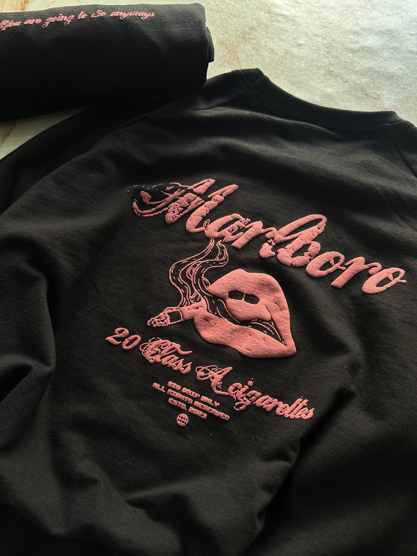 Marlboro - black - Cropped Length T